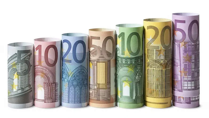 Latinos on FIRE: Finanzielle Freiheit in Deutschland – realistisch erreichen – AI Generated Bundles of Euro Notes piling up